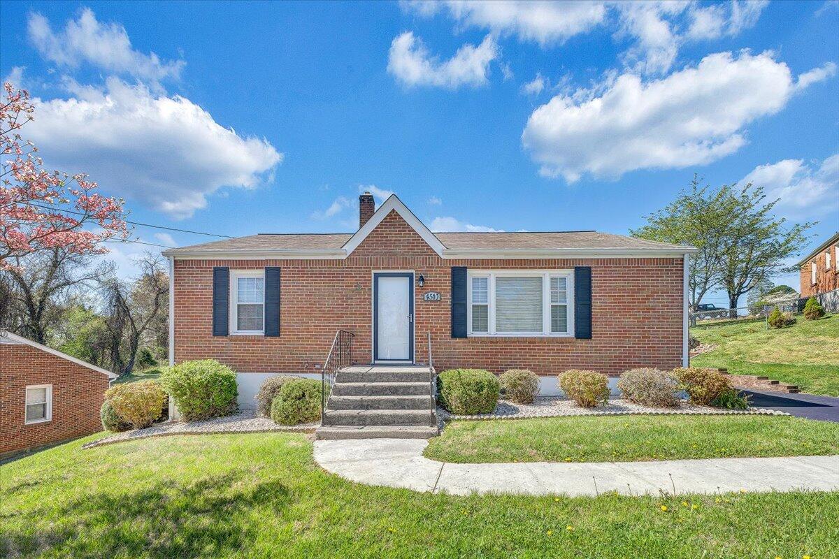 4510 Peach Tree DR NW