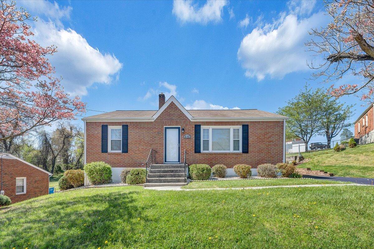 4510 Peach Tree DR NW