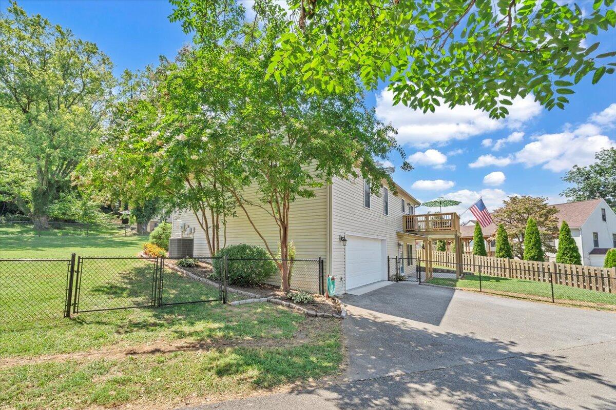 733 Hill AVE
