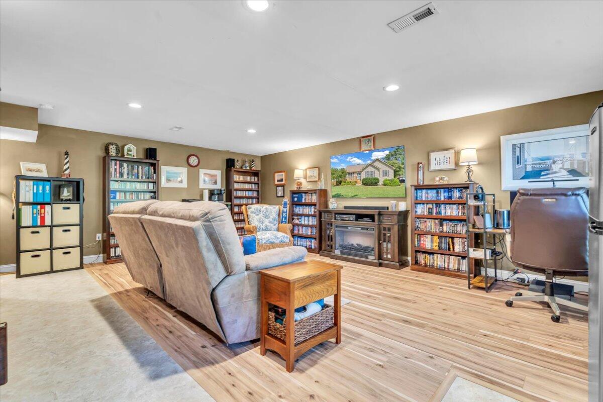 733 Hill AVE
