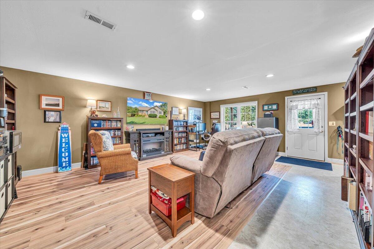 733 Hill AVE