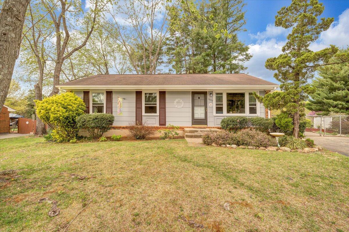 4652 Golfview DR NE