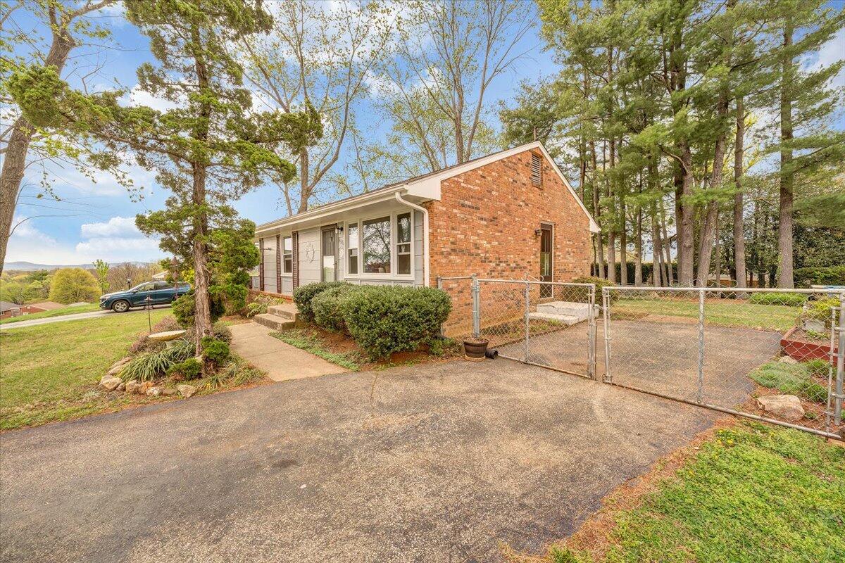 4652 Golfview DR NE