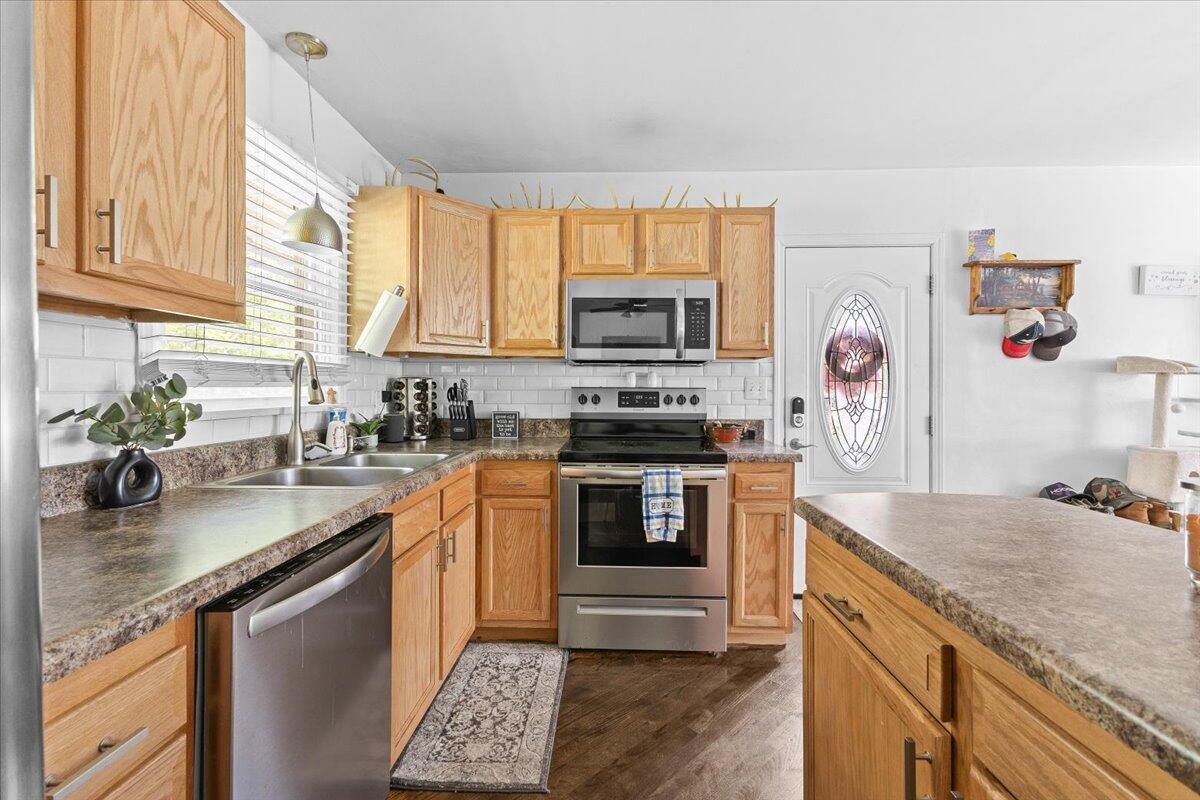 8160 Cloverdale RD