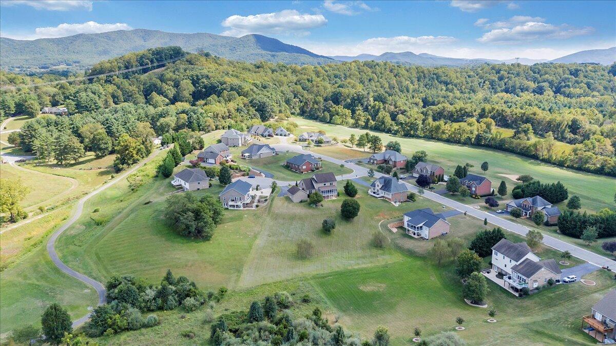 31 Fairway CT