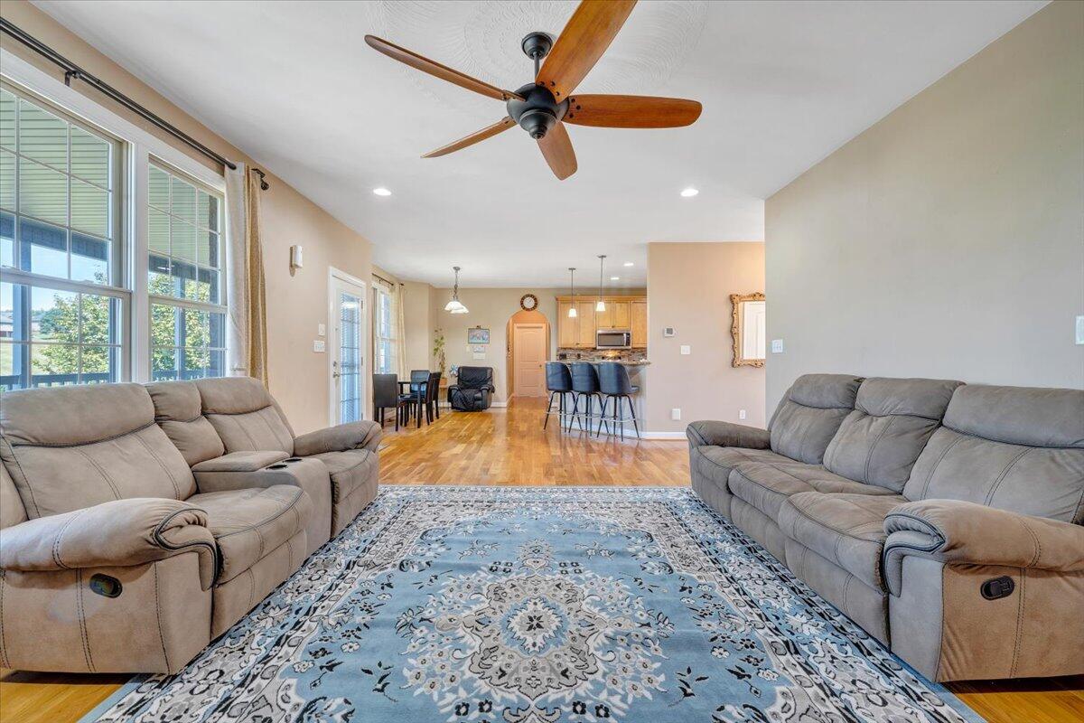 31 Fairway CT