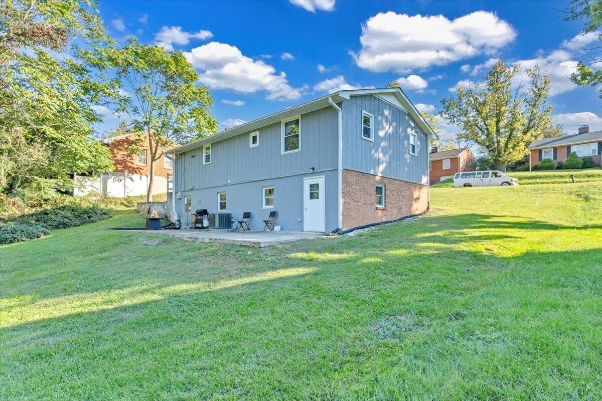 2633 Springhill DR NW