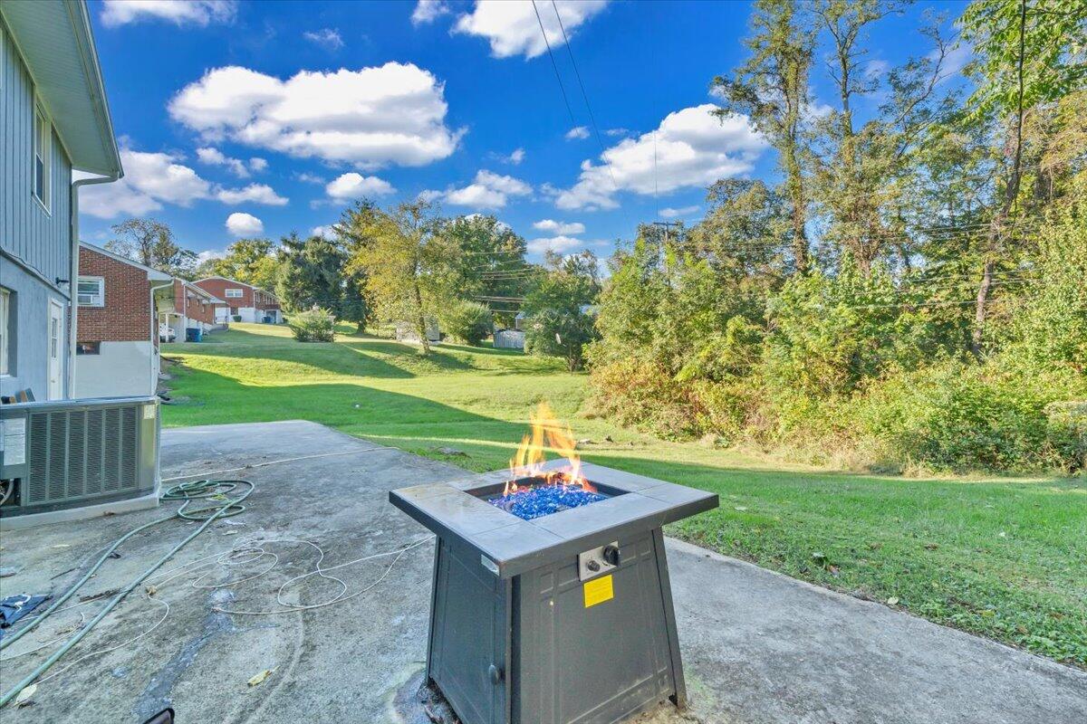 2633 Springhill DR NW