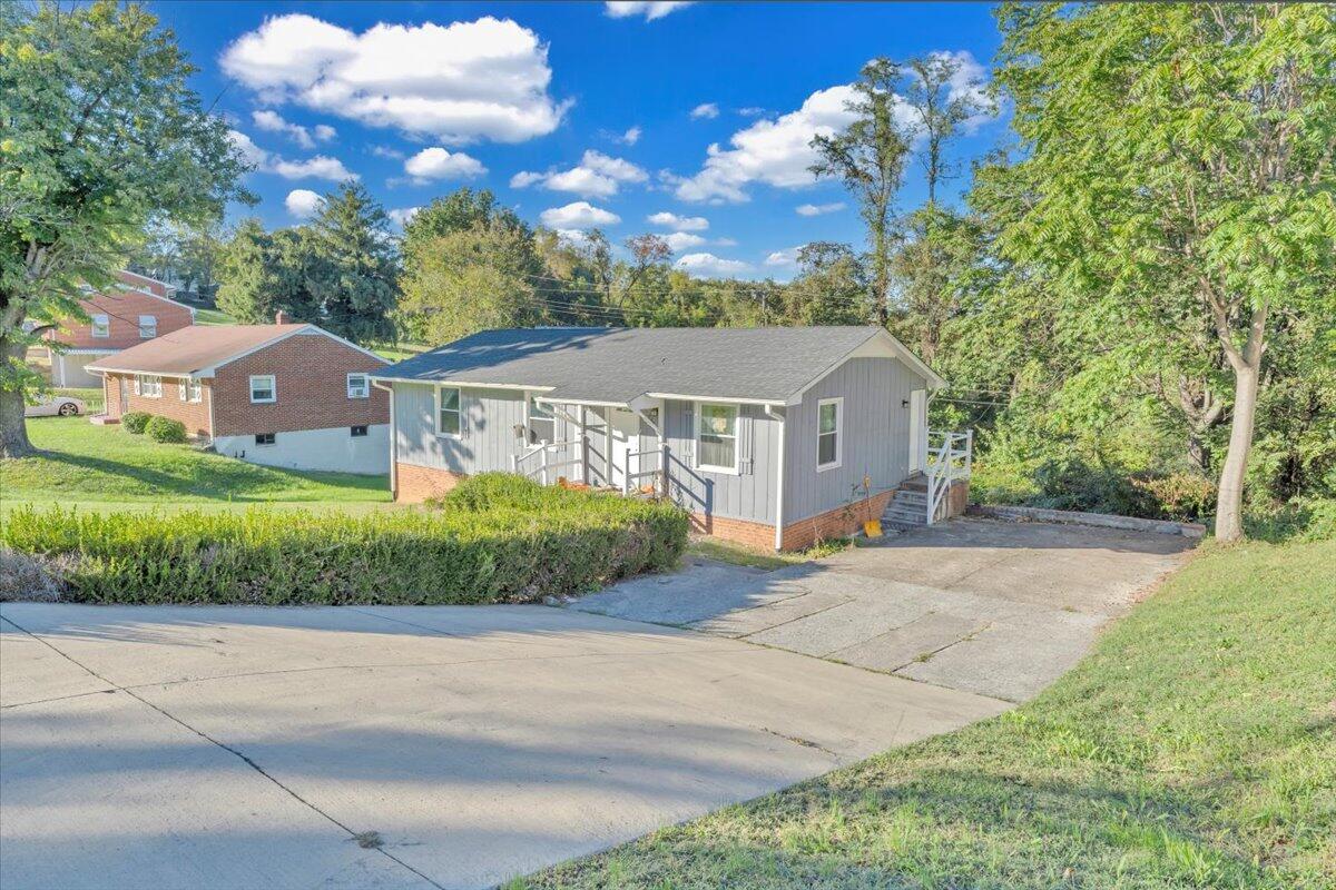 2633 Springhill DR NW