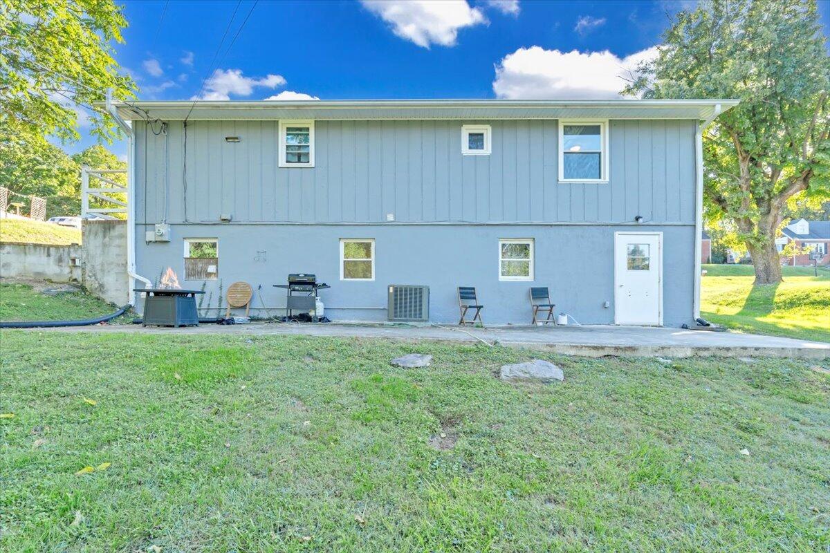 2633 Springhill DR NW