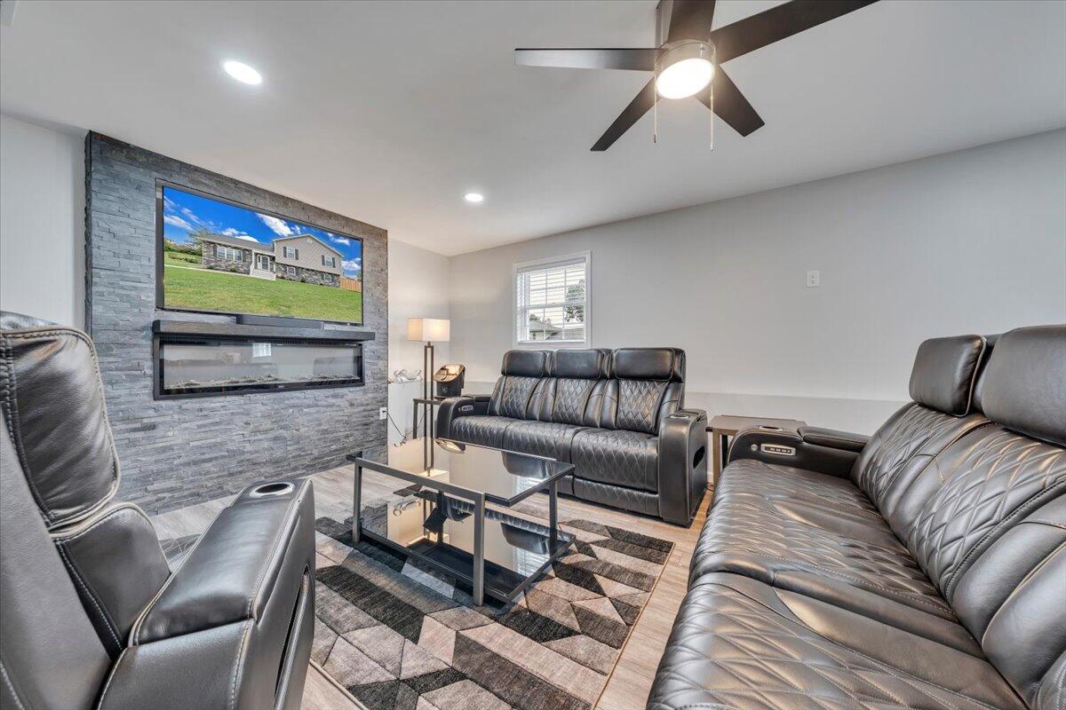 4018 Hazelridge RD NW