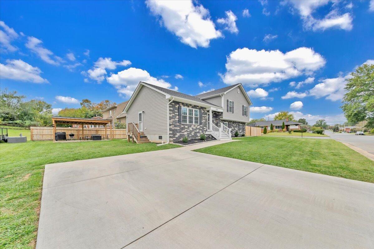 4018 Hazelridge RD NW