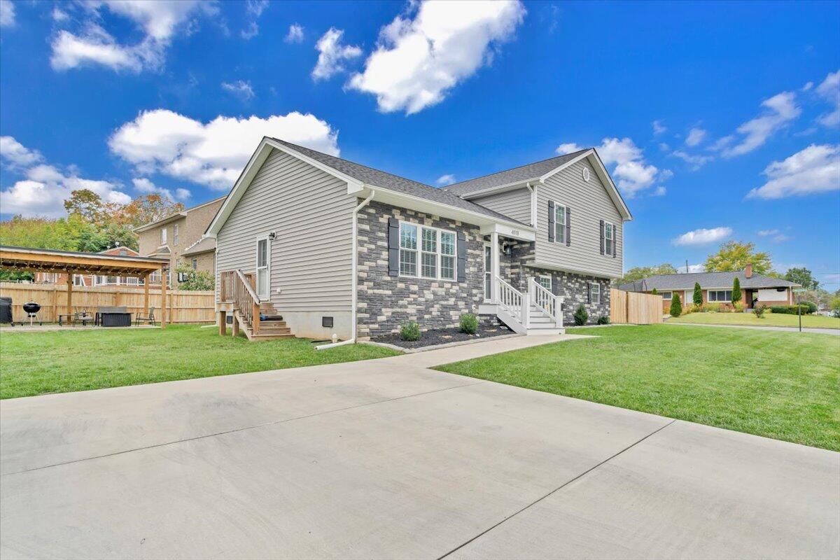 4018 Hazelridge RD NW