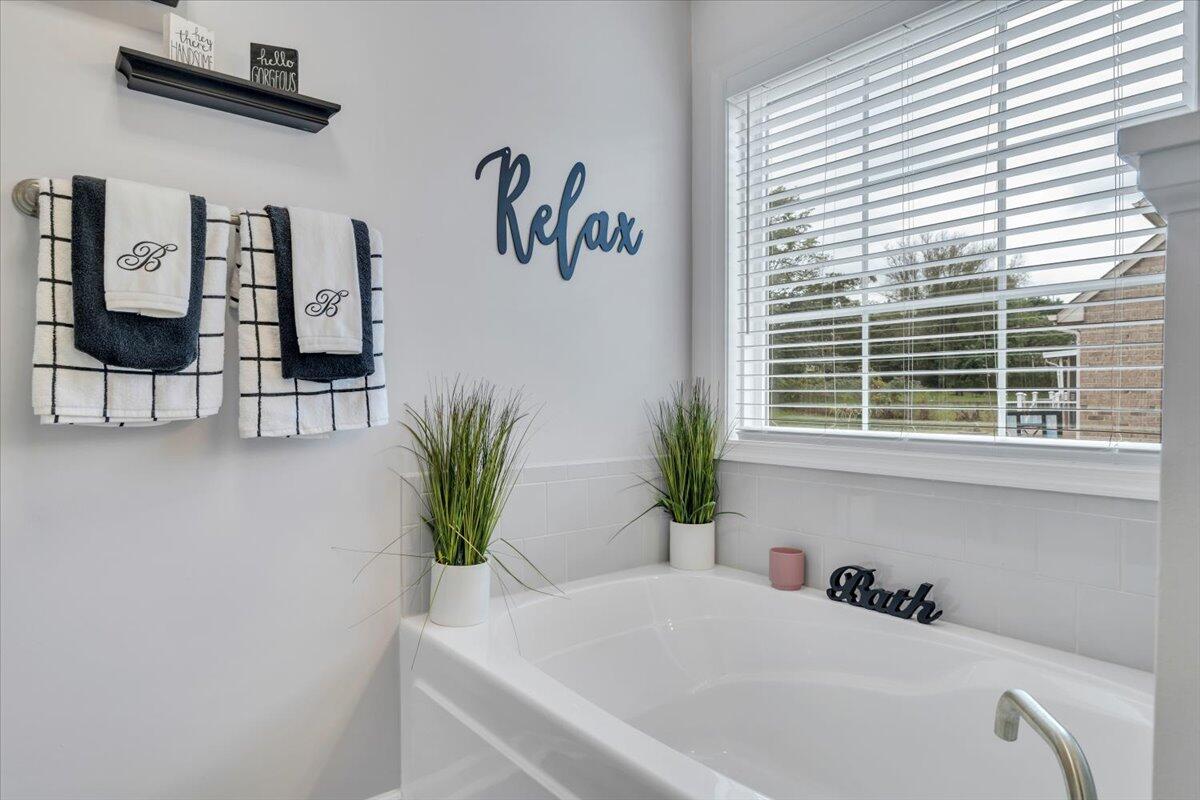 4018 Hazelridge RD NW