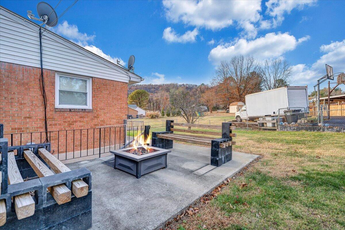 304 Dawnridge LN