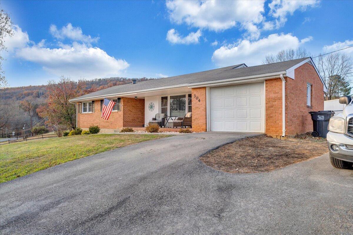 304 Dawnridge LN