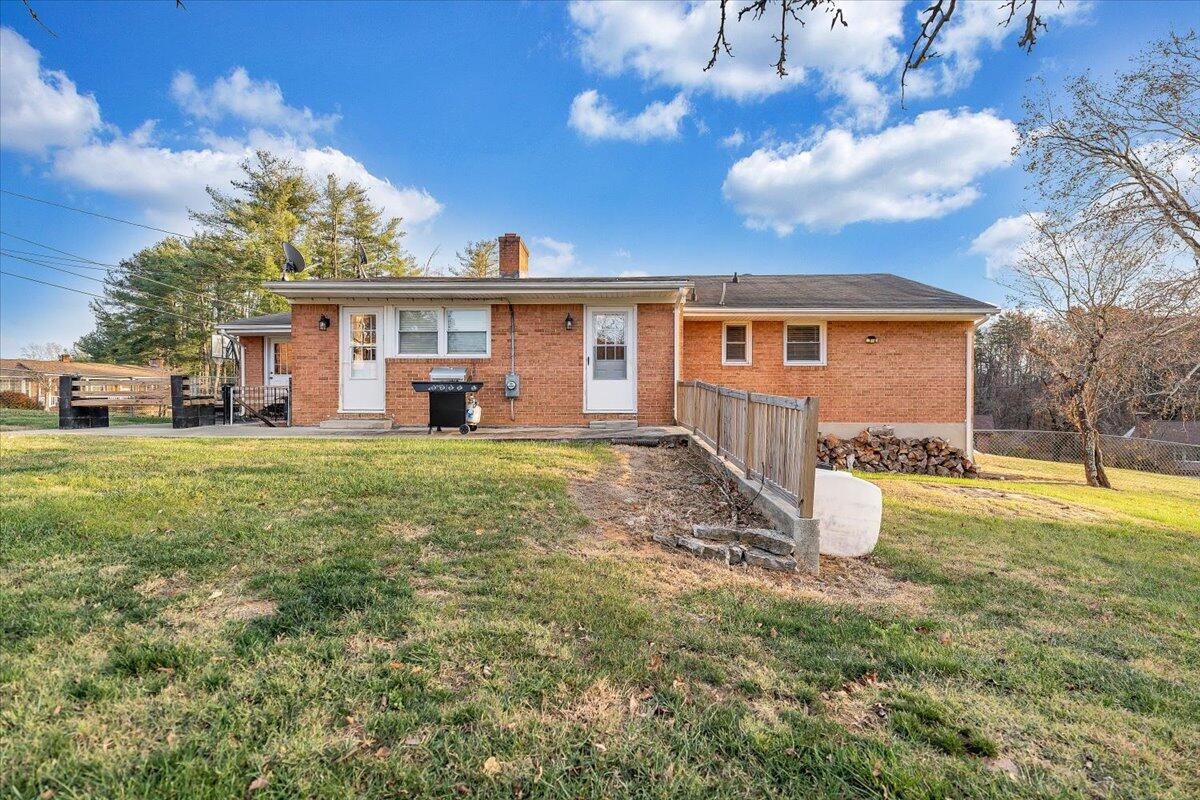 304 Dawnridge LN
