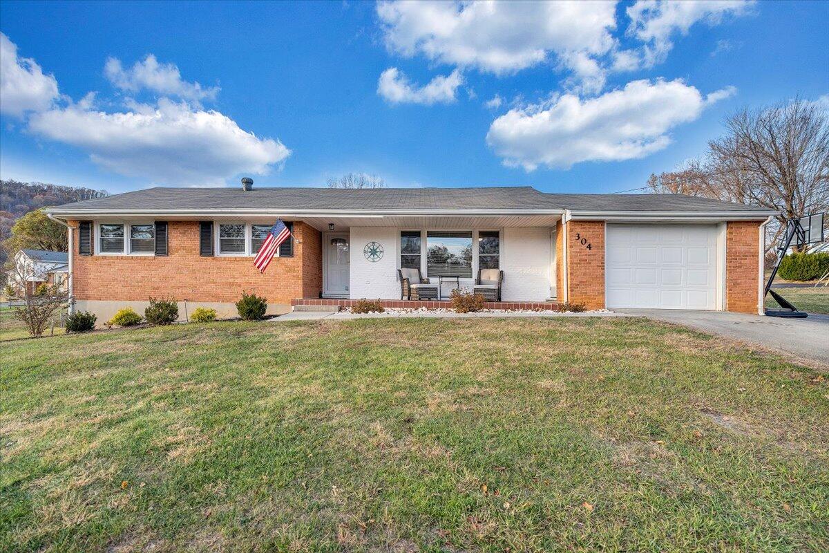 304 Dawnridge LN