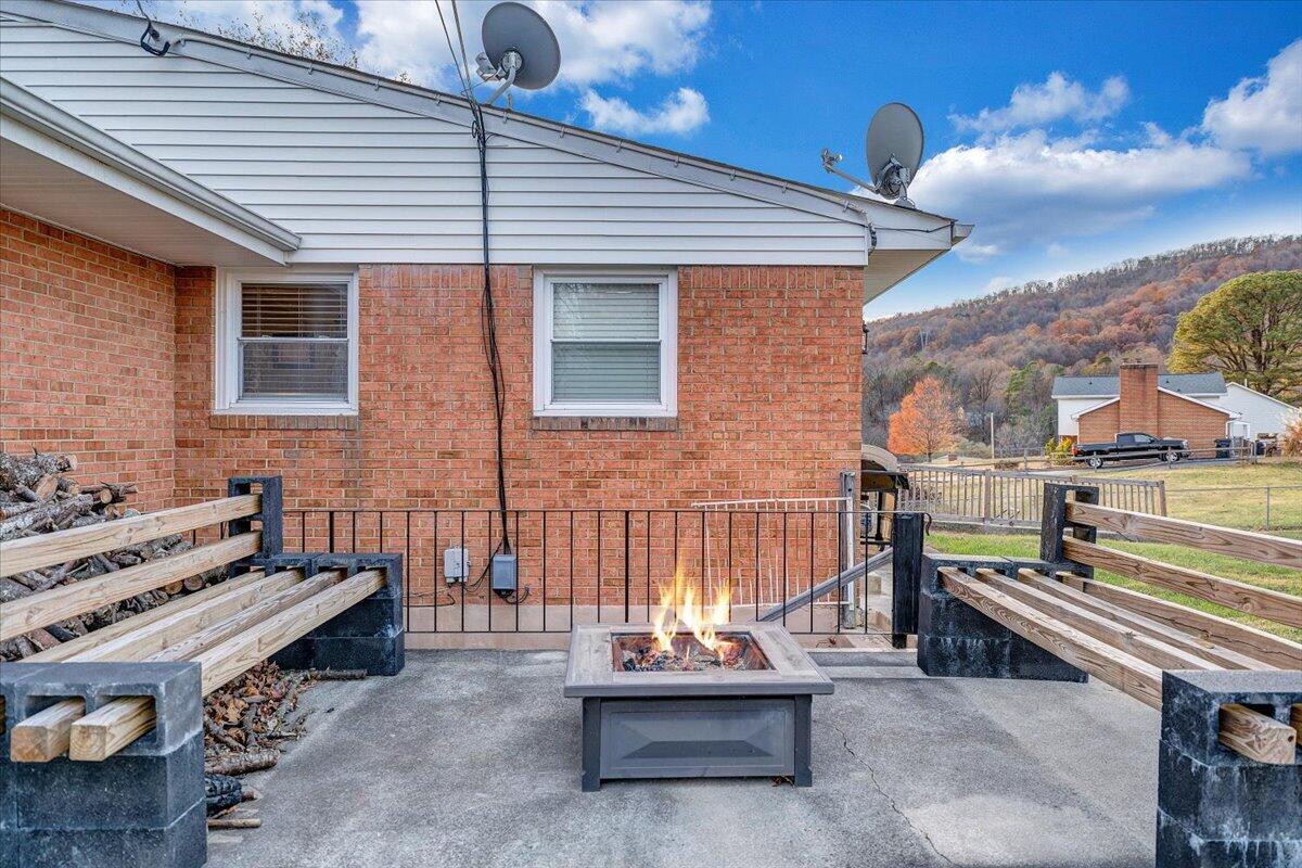 304 Dawnridge LN