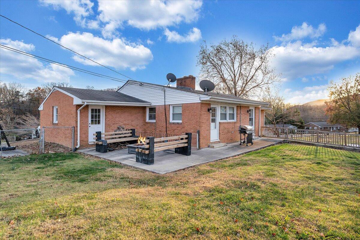 304 Dawnridge LN
