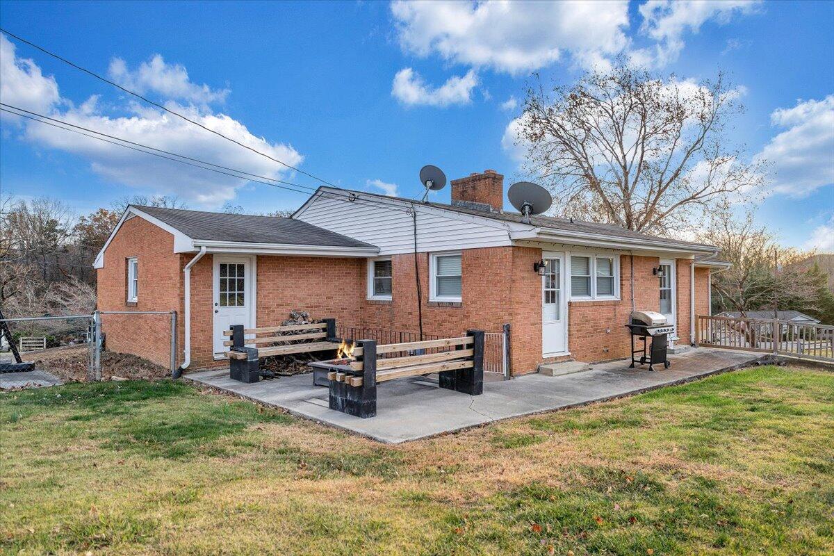 304 Dawnridge LN