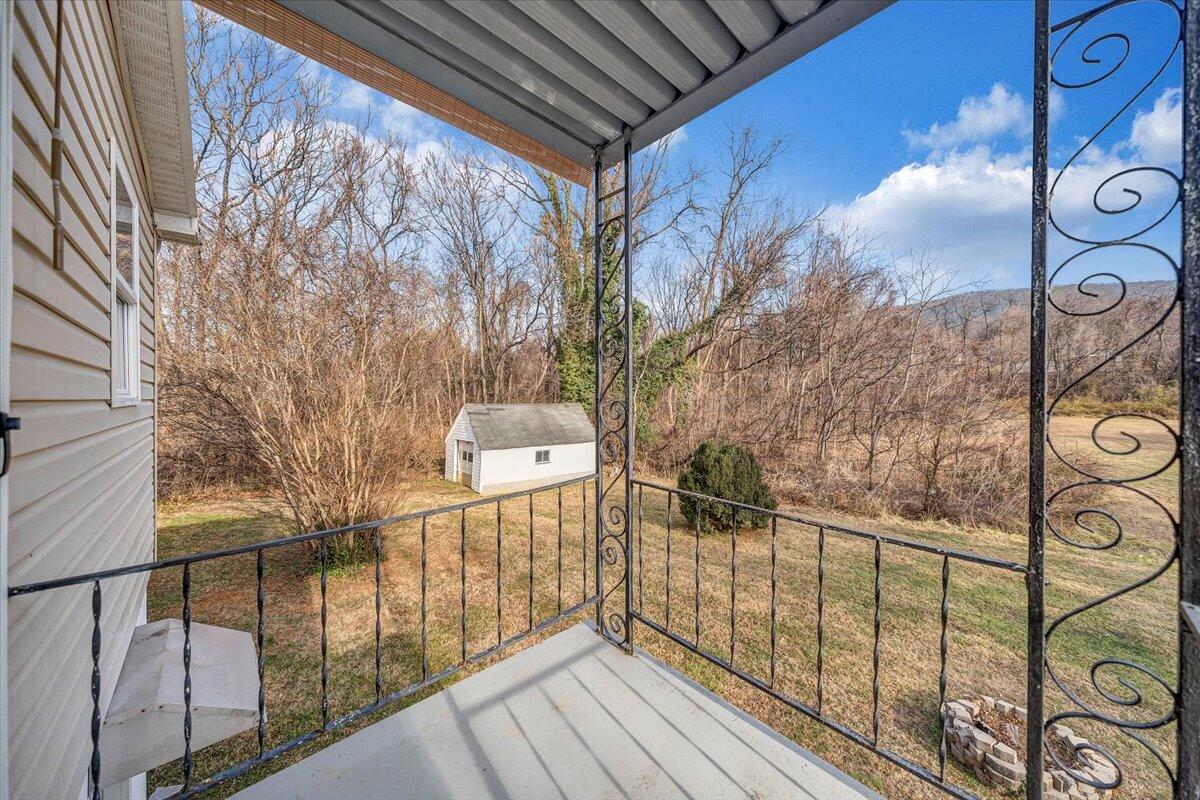 5549 Hollins RD