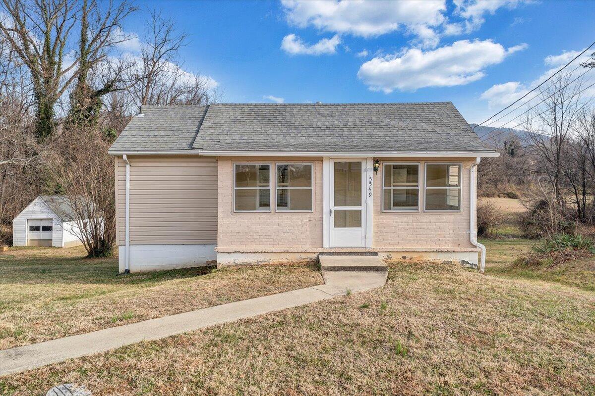 5549 Hollins RD