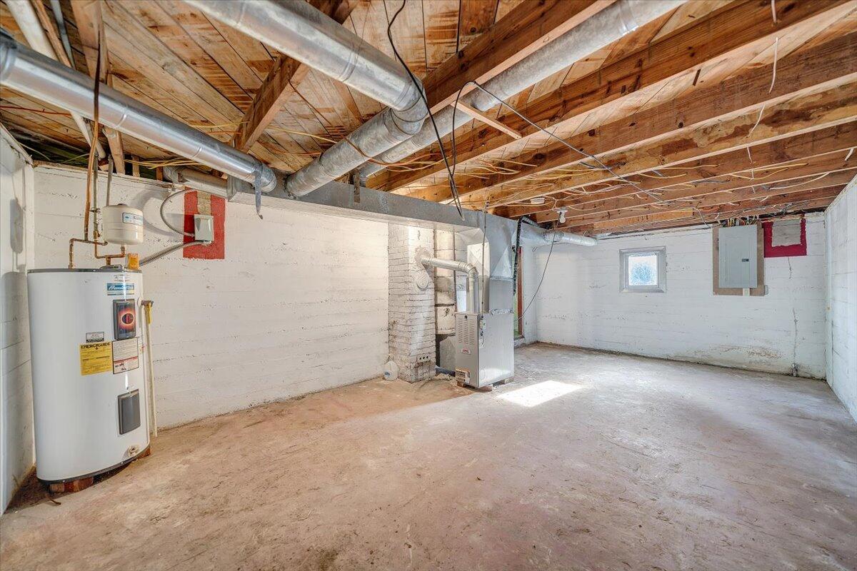 5549 Hollins RD