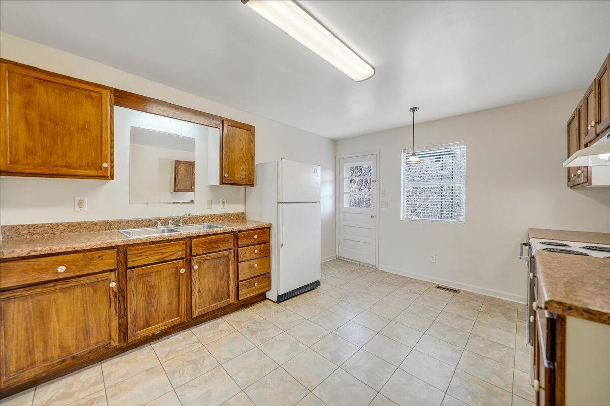 5549 Hollins RD