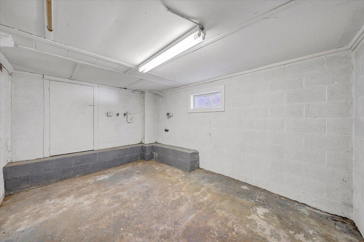 5549 Hollins RD