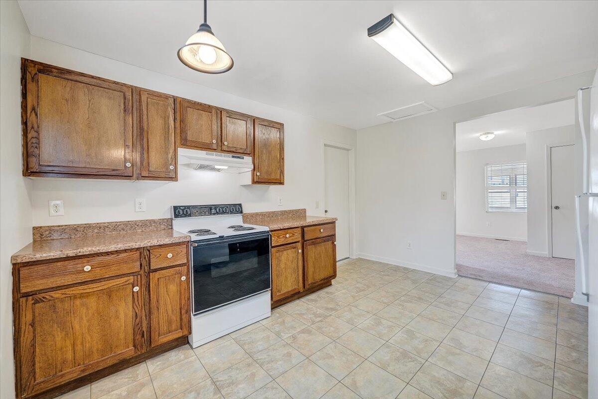 5549 Hollins RD