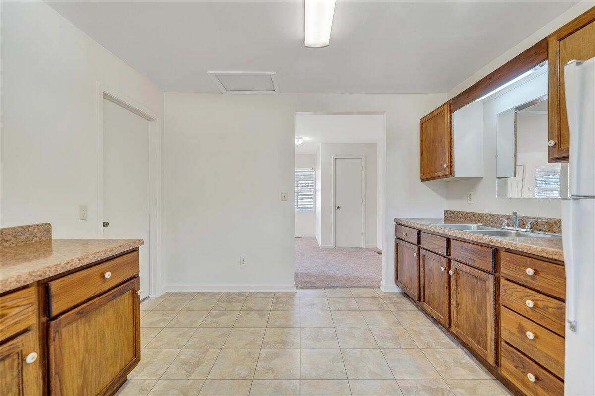 5549 Hollins RD