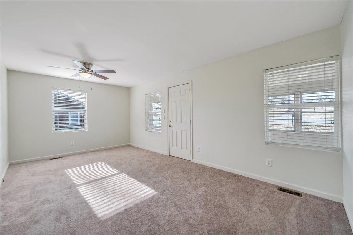 5549 Hollins RD