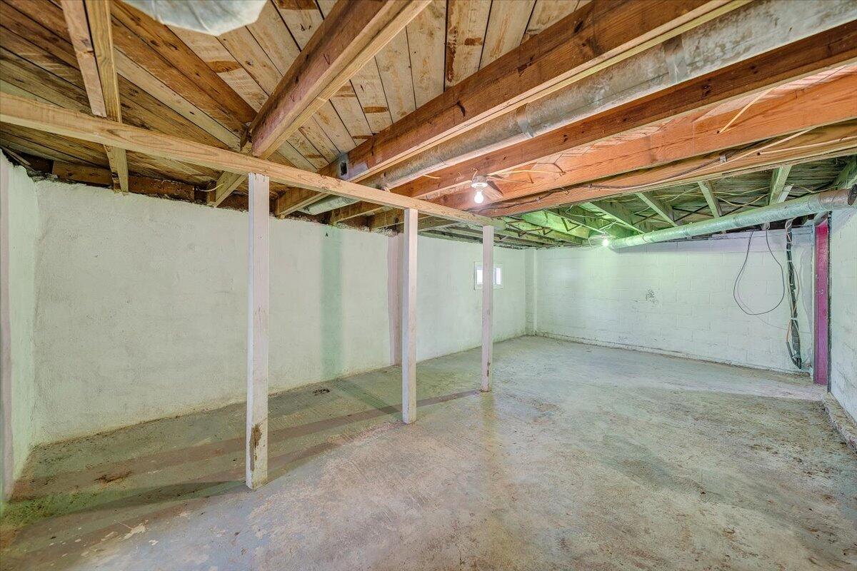 5549 Hollins RD