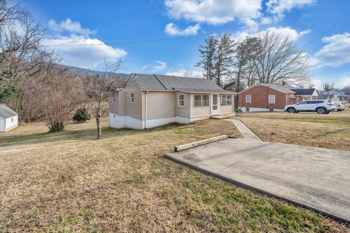 5549 Hollins RD