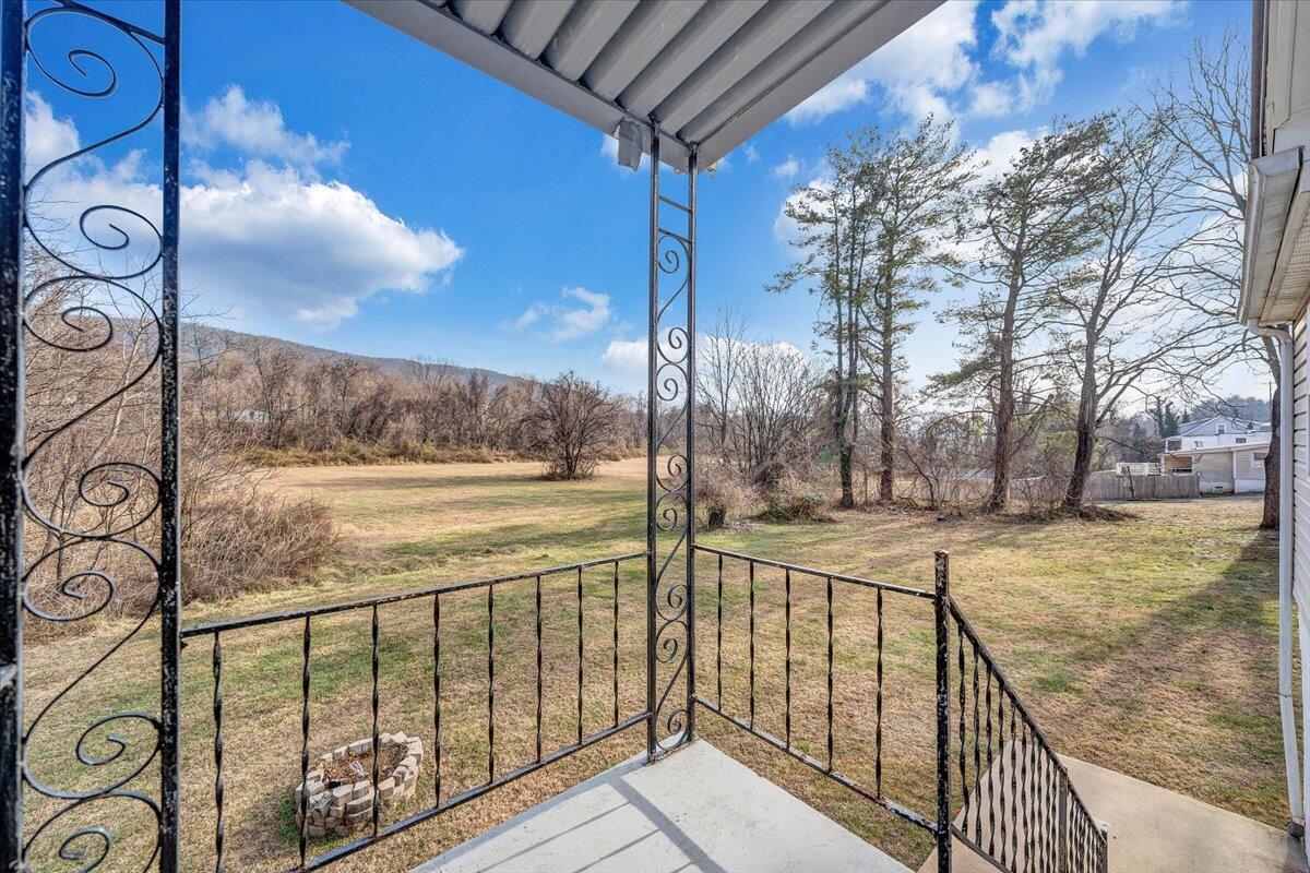 5549 Hollins RD