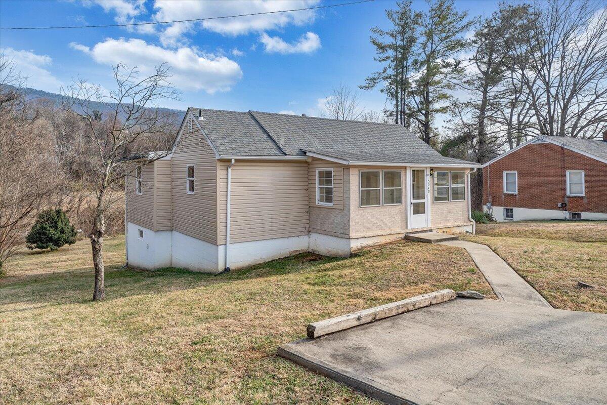 5549 Hollins RD