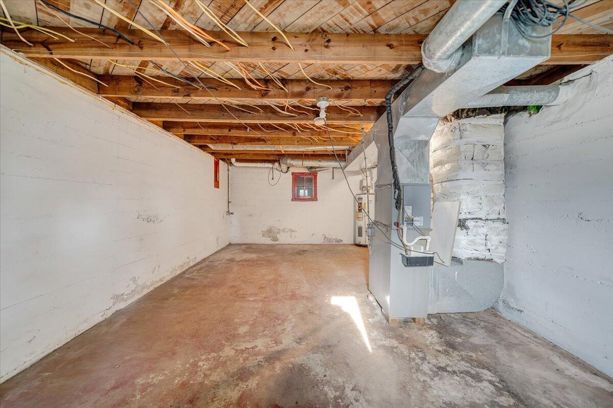 5549 Hollins RD
