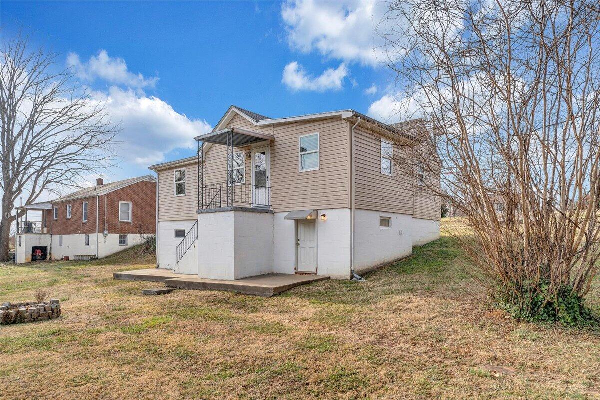 5549 Hollins RD