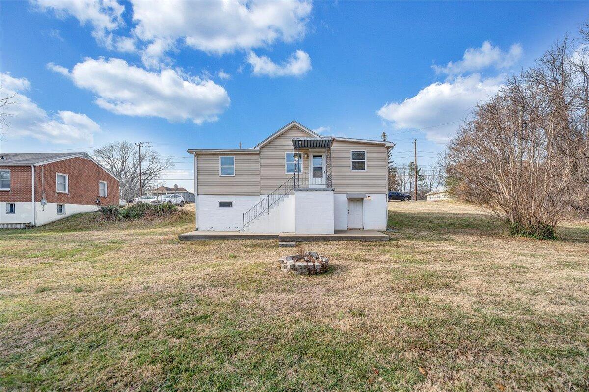 5549 Hollins RD