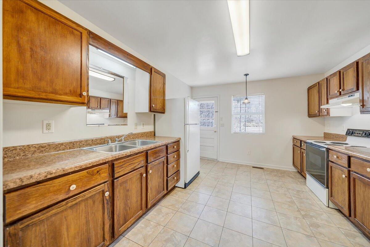 5549 Hollins RD