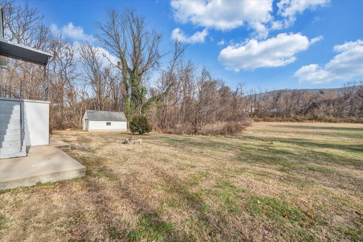 5549 Hollins RD