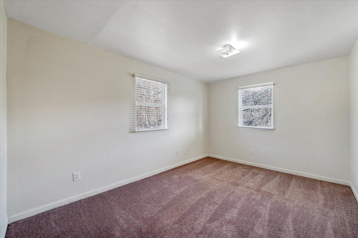 5549 Hollins RD