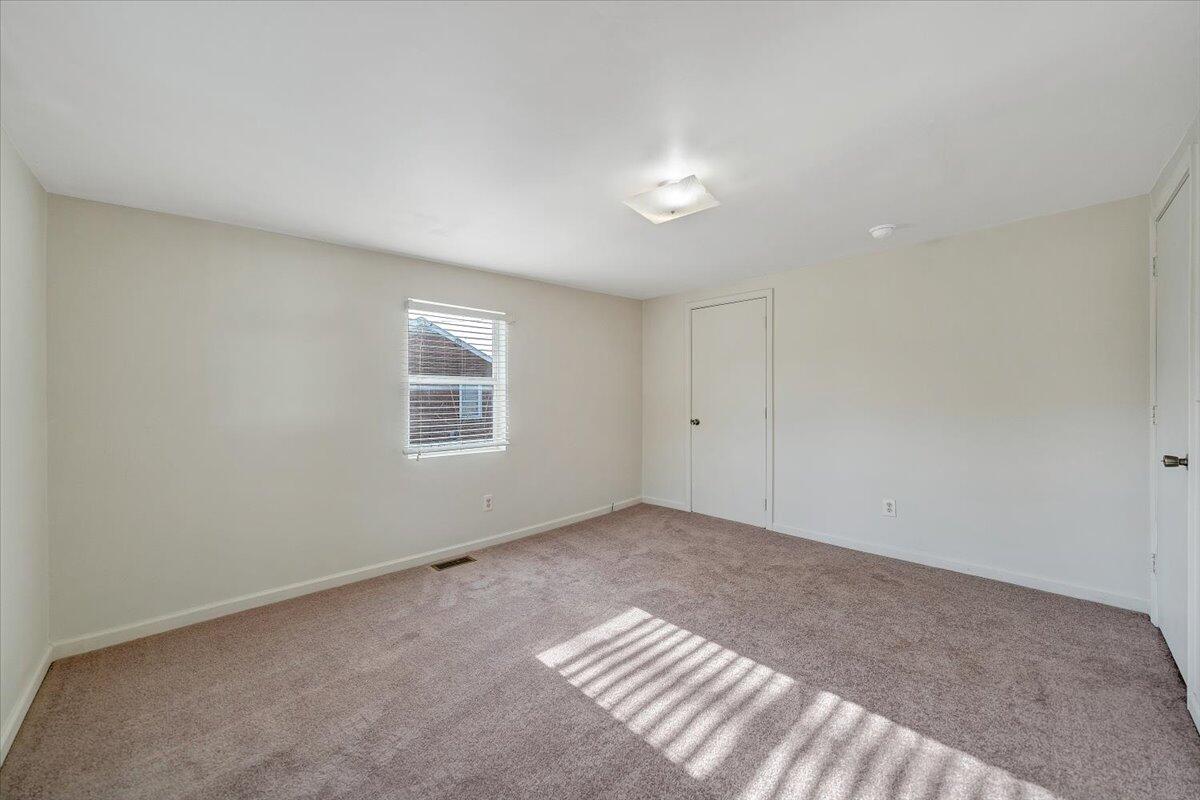 5549 Hollins RD