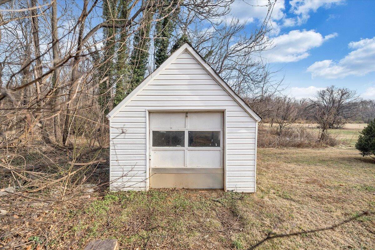 5549 Hollins RD