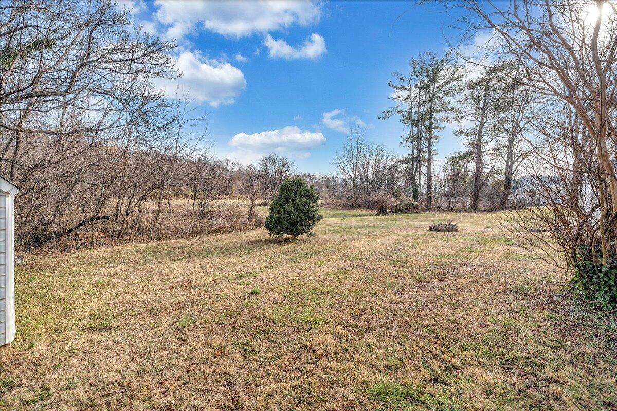 5549 Hollins RD
