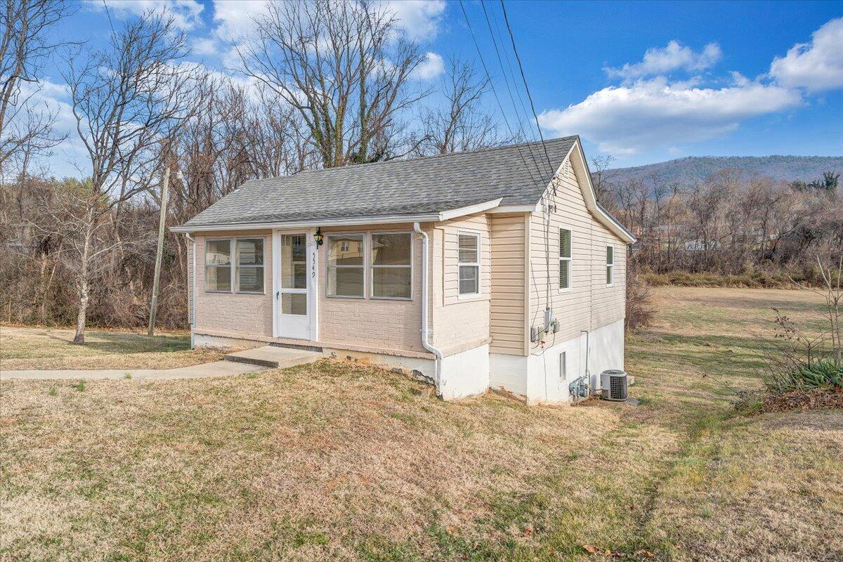 5549 Hollins RD