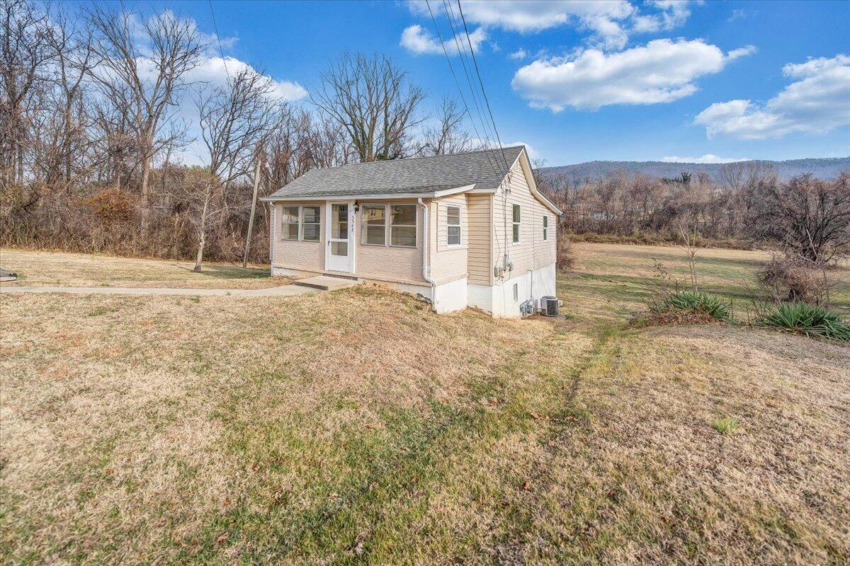 5549 Hollins RD