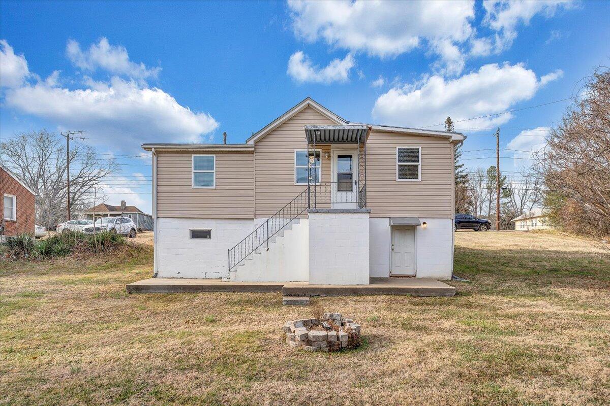 5549 Hollins RD