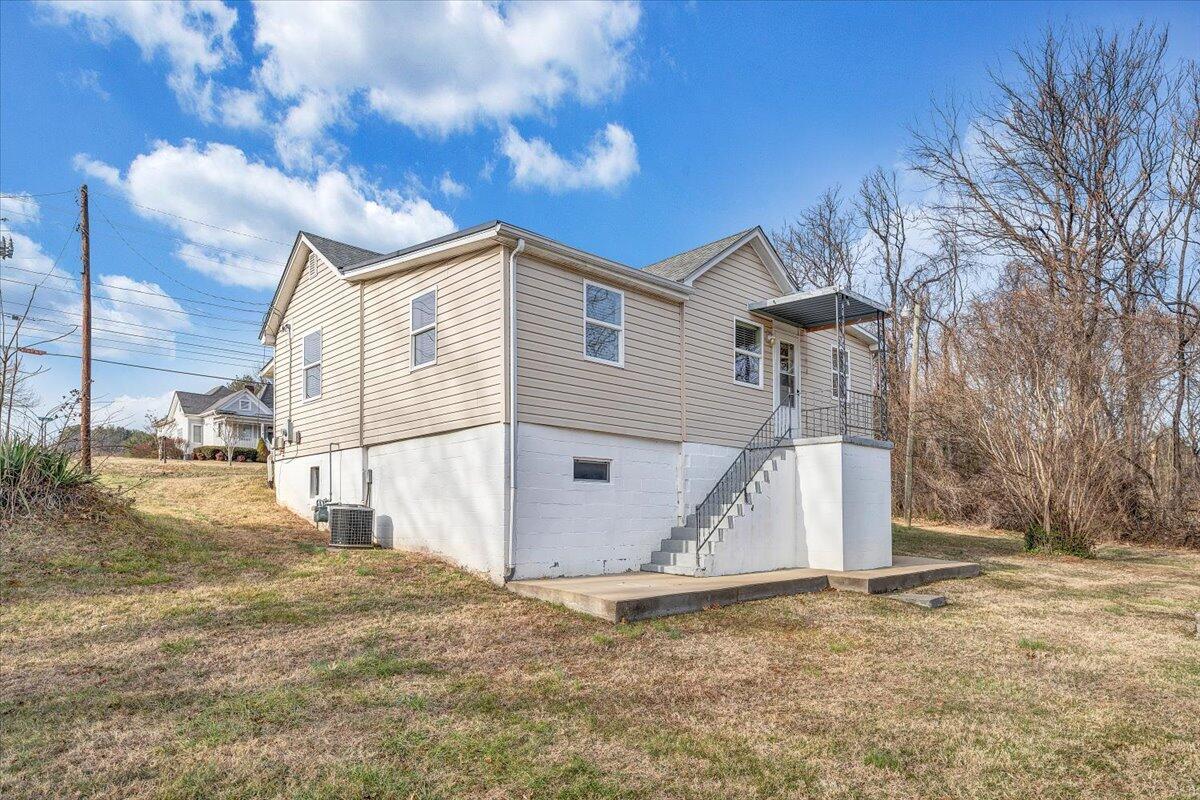 5549 Hollins RD